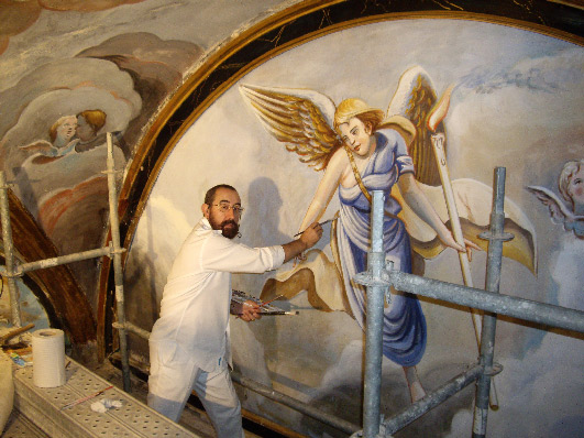 Cándido Pérez restaurando los frescos de la Iglesia de San Salvador en Oña