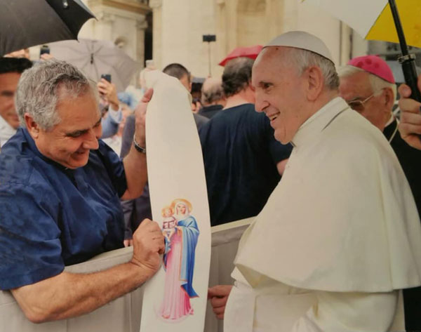 Jose Aumente mostrando al Papa Francisco la Estola de 'N. S. La Virgen de la Prudencia' y 'San Cristobal con el Niño'